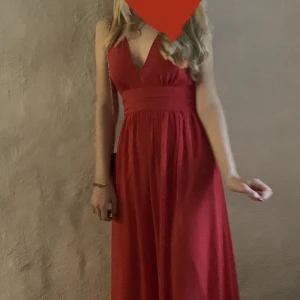 Balklänning halvapriset, använd en kväll - Jag säljer min balklänning för mer än halva priset, som är använd endast en kväll & är i absolut nyskick! Hör av er vid frågor eller om ni vill ha fler bilder (t.ex annat ljus) 🫶