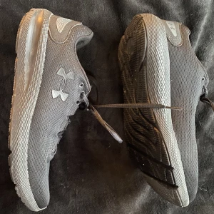Under Armour skor - Säljer mina svarta under armour skor.