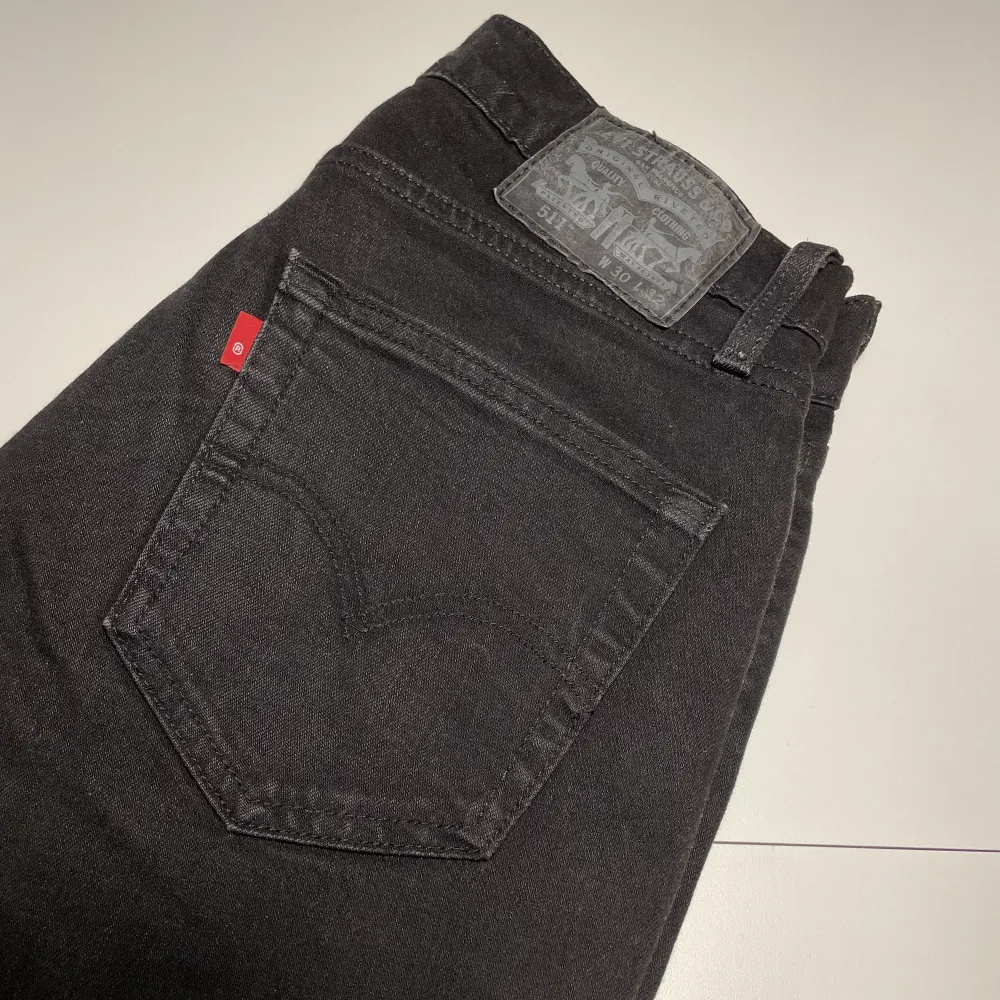 Säljer mina svarta Levis jeans eftersom de inte är min stil längre. Pris kan diskuteras . Jeans & Byxor.