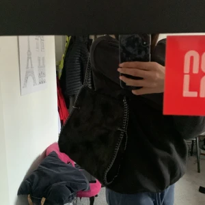 Handväska  - Säljer dena snygga väska köpt från Plick då den inte kommer till användning längre!! Väskan är svartglitrig 