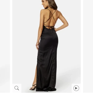 Balklänning - Superfin klännibg med öppen rygg som jag hade på min bal i 9an! Köpte för 899 men söljer för endast 275❤️❤️