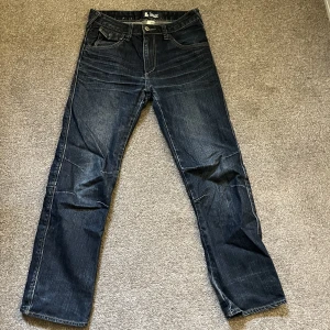 Y2K jeans - Jeans med lite y2k stil, snygga fickor back, köpta på plick för va 150 tror jag, fint skick, står ingen storlek men passar mig som är 155cm, lite baggy:)