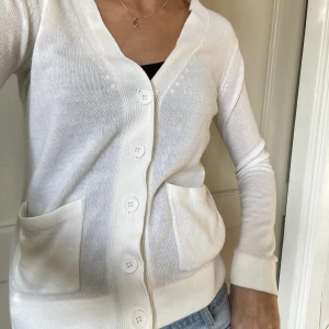 Söt vit kofta - Så söt vit kofta med knappar, knappt använd💞köp ej frakt via appen!❤️