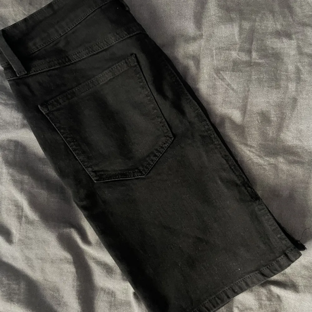 Säljer denna Jeans Kjol från OBJECT. Kjolen är sällan använd, har en liten slits i bak, storlek 38. Kjolar.