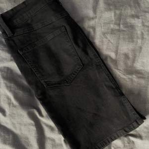 Säljer denna Jeans Kjol från OBJECT. Kjolen är sällan använd, har en liten slits i bak, storlek 38