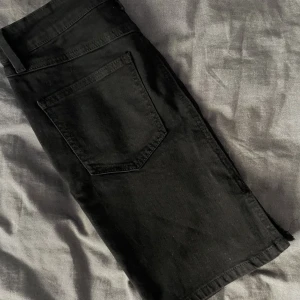Jeans Kjol - Säljer denna Jeans Kjol från OBJECT. Kjolen är sällan använd, har en liten slits i bak, storlek 38