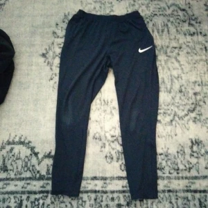 Nike byxor - Använda nike byxor. Mörk blåa