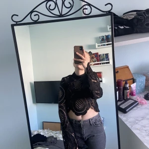 Svart topp  - En superfin och skön festtopp! Säljer då jag inte riktigt gillar hur den sitter på mig och inte kommer till användning 