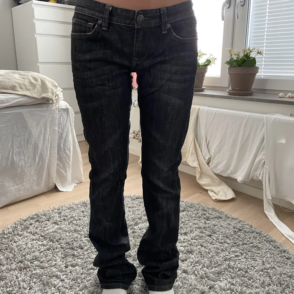 snygga lågmidjade jeans köpa secondhand! dom är mörkgrå/blå/svarta i färgen. midjemåttet är 70 cm och innerbenslängden är 78!. Jeans & Byxor.