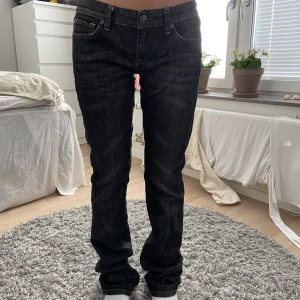 lågmidjade jeans - snygga lågmidjade jeans köpa secondhand! dom är mörkgrå/blå/svarta i färgen. midjemåttet är 70 cm och innerbenslängden är 78!