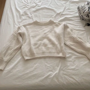 Stickad tjocktröja 179kr+frakt  - Stickad tjocktröja stl S. Använd 1-2 gånger, nyskick. Säljes pgd inte min stil