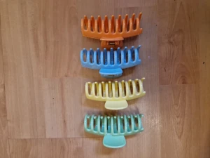 Hårklämmor - Hårklämmor i fyra olika färger 10kr/st eller alla för 30 kr. Oanvända💛💚🩵🧡