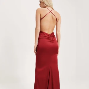 balklänning - Säljer min balklänning för att kolla ifall någon är intresserad då jag vill byta. Helt i nyskick, prislapp och påse osv är kvar! nypris 1099kr, pris kan diskuteras i dm❤️är lite osäker vad de är för storlek men tror de är 34, men de kan kollas upp solklart