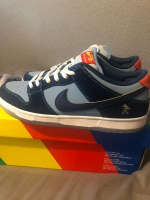 Why so sad sb dunks - Strl 45 why so sad sb dunks, skorna är använda fåtal gånger och är i väldigt bra kvalité. Priset går att diskuteras