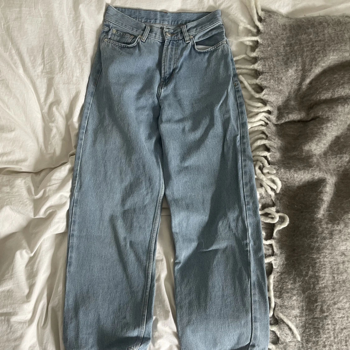 Blåa sweetsktbs jeans