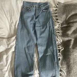 Blåa sweetsktbs jeans  - Ett par blåa i Jeans i storleken xxs . Har andvänds flitigt men är i ett bra skick. Style namnet är sweet big skate jeans. Pris kan diskuteras 
