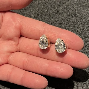 Caroline svedblom örhängen  - Örhängen i guld med klar Sten. Som nya knappt använda från Caroline svedblom 