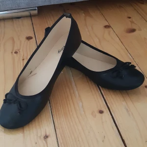 Svarta ballerinaskor  - Säljer mina svarta ballerinaskor i storlek 39. Har använts ett fåtal gånger💕