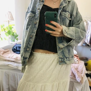 Jeans jacka - Säljer denna sjukt snygga jeans jackan! I ny skick ändats använd 4 gånger. Jackan är i M men passar S