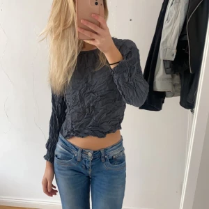 Topp zara xs - Söt marinblå topp i tunnt material från zara, köpt för längesen, sparsamt använd. Storlek xs💕 kontakta vid intresse 