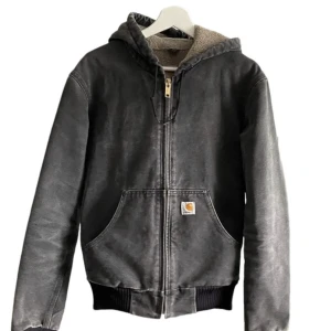 Carhartt jacka - Carhartt jacka i svart/grå washed färg, köpt på plick (se andra bild från förra ägarens annons) :) i mycket sparsamt skick 🫶🏼