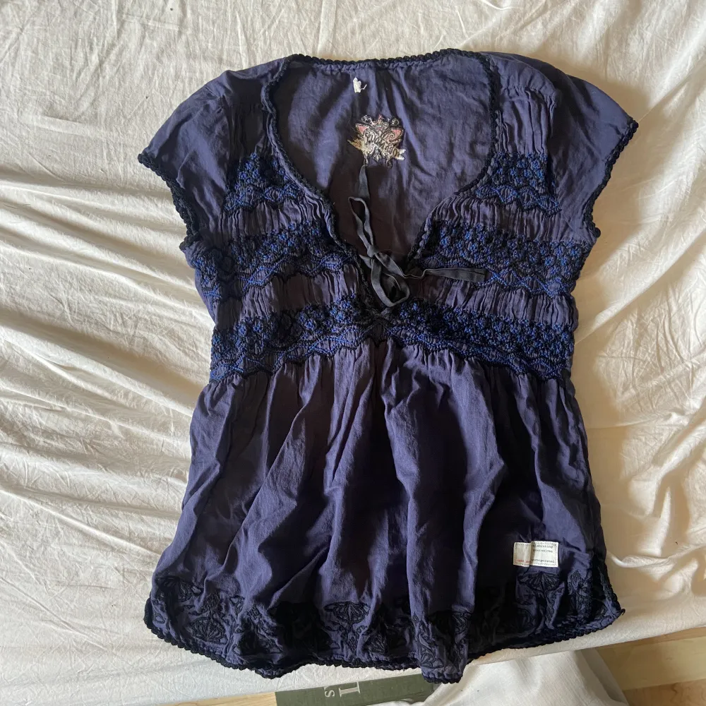 Säljer nu min odd Molly blus, köpt för kanske 5 år sen, säljs inte längre💙jättefin mörkblå färg med en touch av lila nyans i. . T-shirts.
