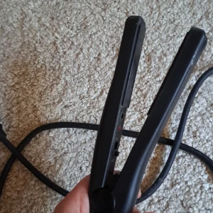 Platttång - Säljer denna plattång. Märket är Remington.  Det gråa är inga repor, utan lite damm. Vit lite tvätt ser den ny ut! Inga fel utan funkar som den ska