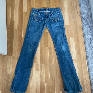 Bootcut jeans med framfickor - Säljer mina absoluta favoritjeans då de tyvärr inte passar längre! 🌟 Innerbenslängd: 80cm och midjemått: ca 82cm 🌟De är väldigt lågmidjade 💓💓