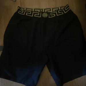 Versace Badbyxor - Garanterat fetaste badbyxorna på stranden Nyskick  Nypris 3500kr Qr kod osv made in Italy