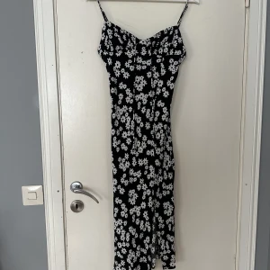 sommarklänning  - fin sommarklänning med slits från bershka🌸 sparsamt använd💗