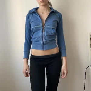 Topp  - Fin topp i fint skick, med olika coola detaljer, spännen med stjärnor, och på baksidan. 