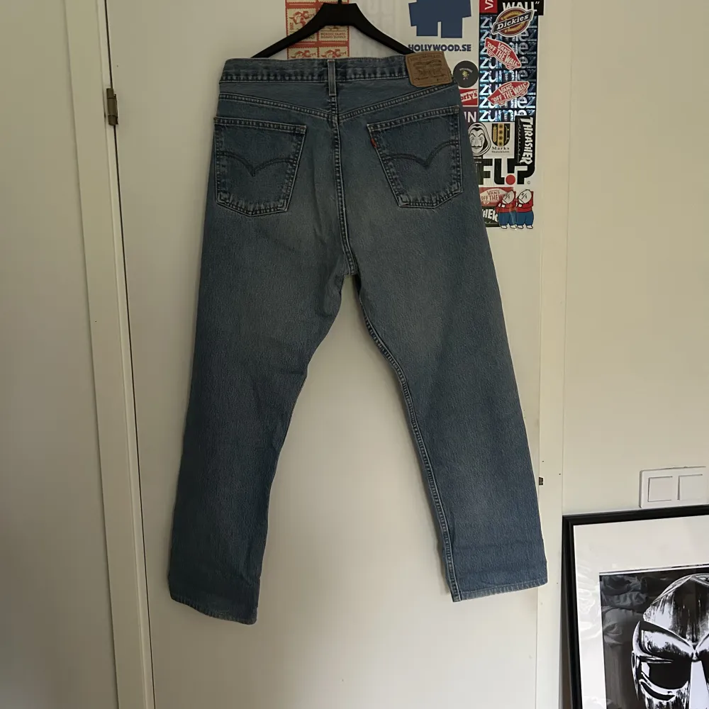 Riktigt Loose vintage Levi’s jeans, vet inte vilken modell det är :( långa i benen och ser ut som nya! . Jeans & Byxor.