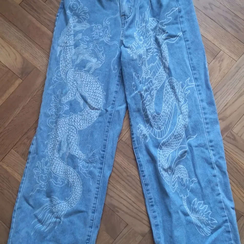 Fina byxor som jag typ aldrig använt, de är sköna och väldigt coola. . Jeans & Byxor.