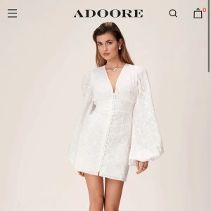 ADOORE KLÄNNING🤍 - Perfekta studentklänningen! Helt ny, bara testad! Säljer eftersom den inte passade och glömde lämna tillbaka den🤍👩‍🎓Nypris 1495