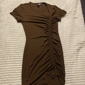 Brun klänning från hm 🫶🏻 - En klänning från hm, fint skick och har inte använts mer än 3-4 gånger 🫶🏻