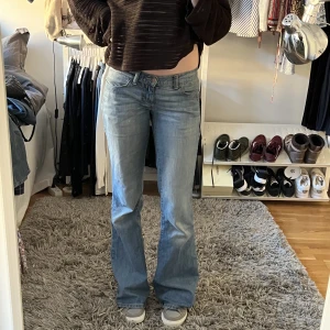 Lowwaist jeans - Säljer dessa perfekta jeans från fornarina!! Galet fina och verkligen den perfekta modellen❣️säljer då jag har två nästan identiska och de ena paret är för små. Skillnaden är bara små detaljer. Bara att skriva vid frågor!! Bilden är det större paret. 🥰🥰