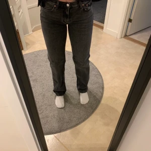 Lågmidjade jeans  - Jag säljer mina svarta lågmidjade jeans från Gina tricot, använda en gång. 