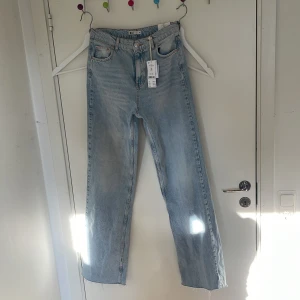 Idun jeans  - Säljer ett par helt nya Idun straight jeans lt blue i storlek 36 med prislapp på från Gina Tricot. Ordinarie pris 599kr 