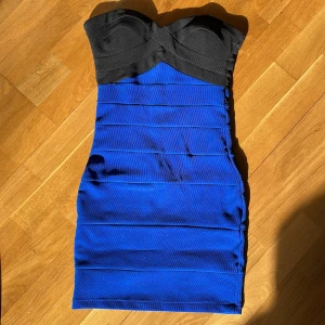 Partyklänning XS - Sjukt fin partyklänning som fått ta del av dansgolvet endast 2 gånger 😅 efter att ha hängt i garderoben i x antal år har det blivit dags att lämna över till nästa dancing Queen 👸💖  Köpt i Tyskland från Tally Weijl, storlek XS. I skick som ny! 