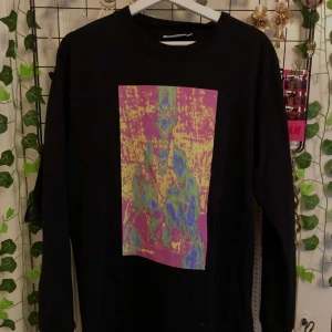 Tjocktröja med tryck  - Cool tunnare tjocktröja med tryck från weekday. Aldrig använd! 💗