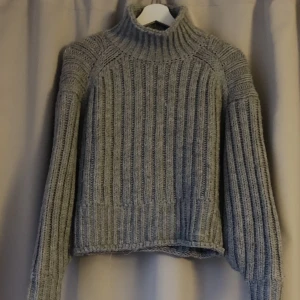 Stickad tröja  - Chunky stickad tröja från hm i stlk XS, men skulle säga att den sitter mer som en S. Lite högre i halsen. Använd två gånger 💗