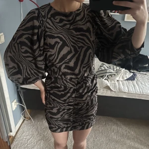 Mönstrad klänning - Snygg klänning som aldrig är använd, prislapp kvar