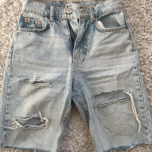 Gina jeansshorts - Storlek 30 och jeansshorts ifrån Gina.  Använts några gånger enbart. 