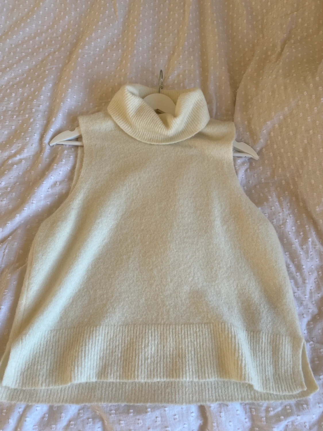 Stickad väst med krage 