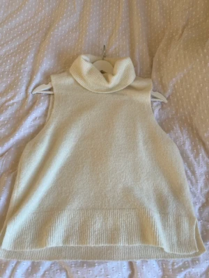 Stickad väst med krage  - Jättemysig o snygg vit stickad väst med krage från veromoda. Köpt för 300 o säljer för 200+ frakt 