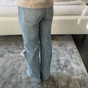 Mid Rise zara jeans med hål, nästan aldrig använda! 