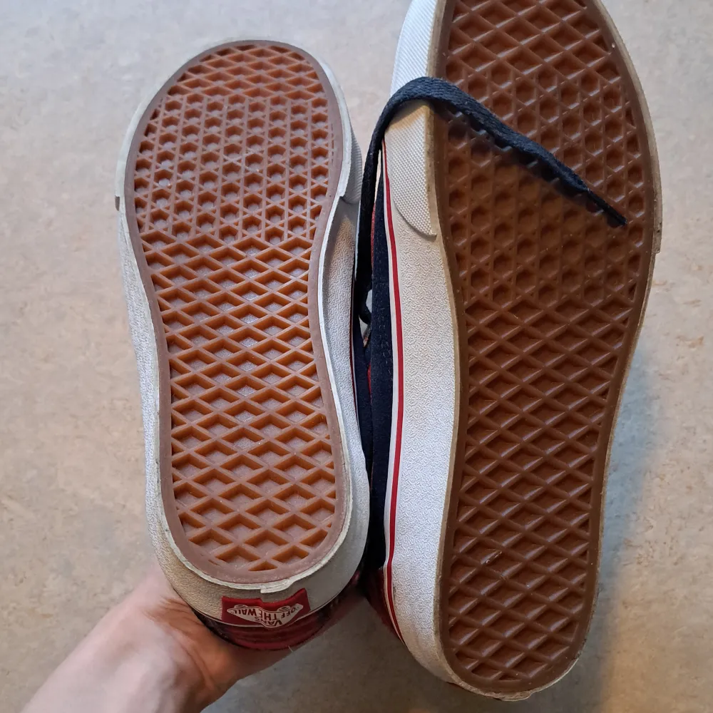 I princip aldrig använda vans, köpta i usa :) storlek 9.5 US 40.5 Eu och 26 cm. Passar mig som ofta har 41 på skor. Skor.