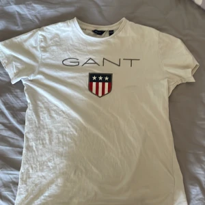 Gant t shirt 146/152 - Fint skick, finns dock en välldigt liten fläck på magen 