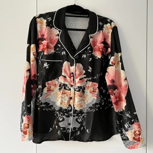 Vacker blus - Fint skick River Island Kan bäras som skjorta eller loungewear 