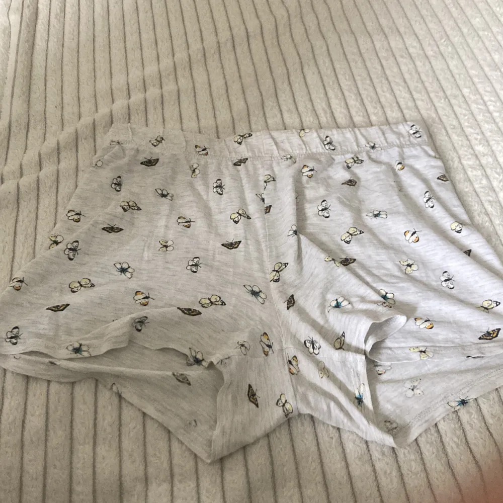 En pyjamas med fjärilar på, väldigt bekväm att sova i. Både tröja och shorts är i storlek 170. . Shorts.